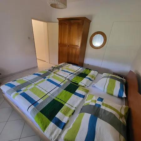 Familienwohnung Fuer 2 Erwachsene Und 2 * Ražanac